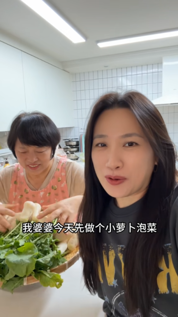 婆婆今天腌了小蘿卜泡菜 ，我做了干鍋香辣蝦，還買了豬頸肉配著蔥泡菜烤著吃!