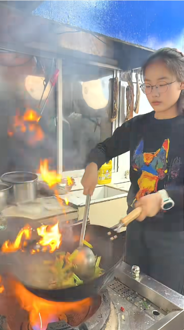 以廚為樂，掌勺烹味，女兒承趣亦添歡