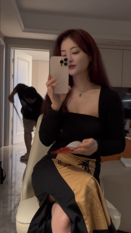 姐弟搭檔變錢魔術，御姐氣場輕松拿捏