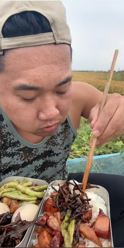 餓到極致的干飯快樂，大口吃肉配流油海鴨蛋超解饞