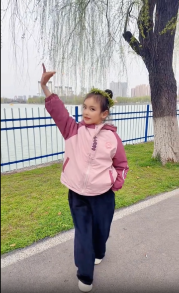 愛跳舞的小姑娘又來了