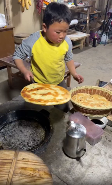 經歷寒冬才知春暖，一口野菜油餅，藏著最治愈的鄉村時光
