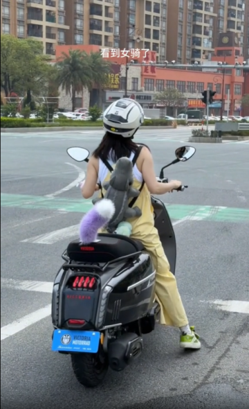 路上偶遇女騎，一聲輕笛，心里暖暖的