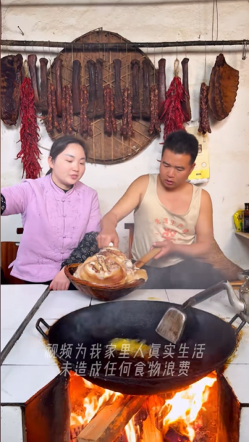 秘制東坡肘子：入口細膩絲滑，一口爆汁，三碗米飯都不夠吃