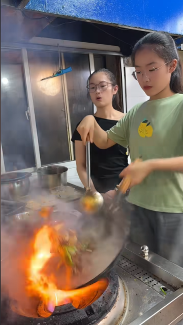 這是炒菜還是跳舞？在煙火灶臺間，我活成了廚房里的舞者