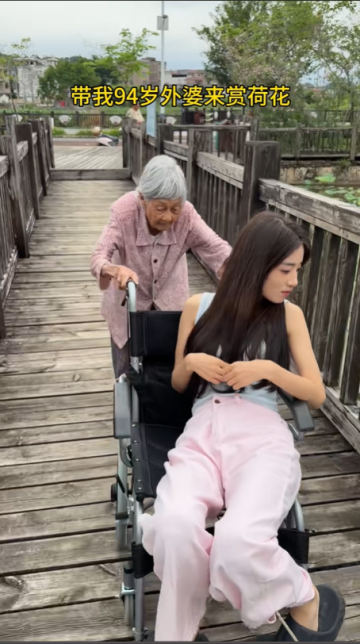 帶94歲外婆出門賞荷花！家有老頑童，出門就是快樂天花板