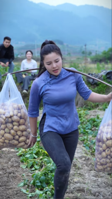 山村土豆大豐收，幫老人把土豆挑出大山，累點也值得