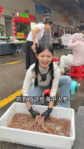 出海收獲血鰻趕集擺攤，人稱海中人參，收攤清點核算盈虧